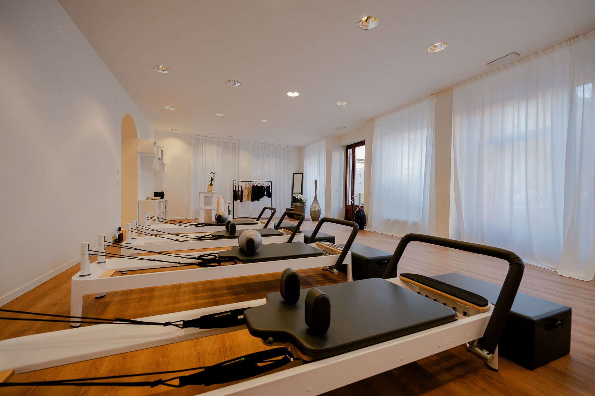 Gruppo di donne durante una sessione di Pilates Reformer nello studio Be Here Now Lab